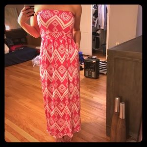 Pink and white strapless dress with pockets! 🌸